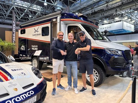 Lars Martin Wivestad (t.v), Julien Julien Baltrusch og Ole Jan Stubberud (t.h) markerer avtalen gjort i Düsseldorf.