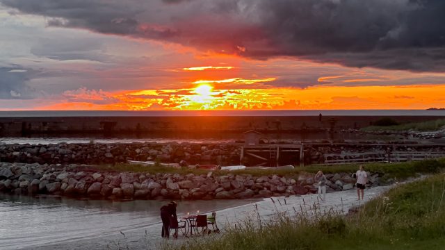 Flø – der veien slutter og utsikten begynner, med hav, himmel og hvite strender i blikket.